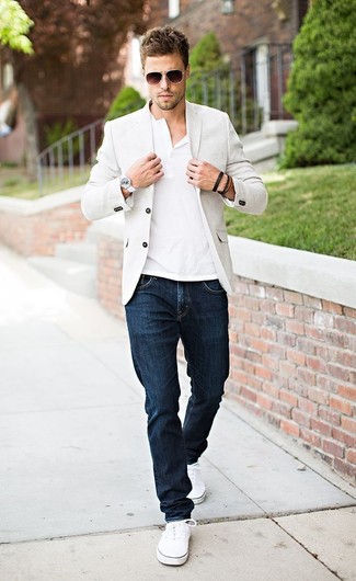 Comment porter un jean bleu marine avec des tennis blancs: Pense à porter un blazer beige et un jean bleu marine pour un look idéal au travail. Si tu veux éviter un look trop formel, choisis une paire de tennis blancs.