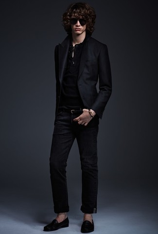 Comment porter un blazer noir: Pense à opter pour un blazer noir et un jean noir si tu recherches un look stylé et soigné. Jouez la carte classique pour les chaussures et complète cet ensemble avec une paire de slippers en cuir noirs.