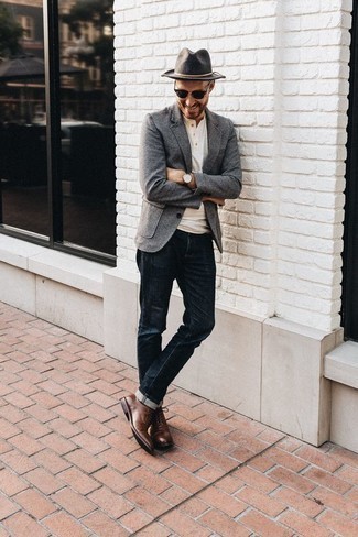 Comment porter des chaussures richelieu marron: Harmonise un blazer gris avec un jean bleu marine pour achever un look habillé mais pas trop. Fais d'une paire de chaussures richelieu marron ton choix de souliers pour afficher ton expertise vestimentaire.