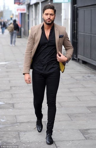 Un jean à porter avec des chaussures richelieu noires à 30 ans: Choisis un blazer marron clair et un jean pour un look idéal au travail. Une paire de chaussures richelieu noires ajoutera de l'élégance à un look simple.
