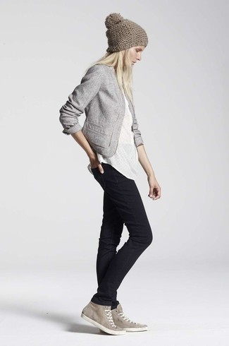 Comment porter un blazer en coton gris: Pense à marier un blazer en coton gris avec un jean skinny noir pour une tenue idéale le week-end. D'une humeur audacieuse? Complète ta tenue avec une paire de baskets montantes en daim grises.