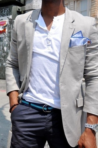 Comment porter un blazer en coton gris foncé: Associe un blazer en coton gris foncé avec un pantalon chino bleu marine pour aller au bureau.