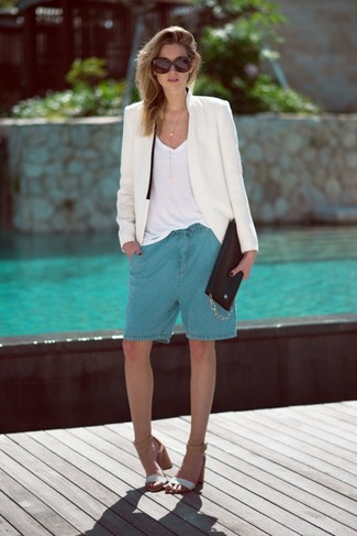 Comment porter un short bleu: Pense à opter pour un blazer blanc et un short bleu pour une tenue idéale le week-end. Termine ce look avec une paire de sandales à talons en cuir blanches.
