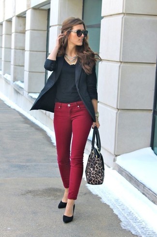 Comment porter un jean skinny rouge: Harmonise un blazer noir avec un jean skinny rouge pour achever un style chic et glamour. Une paire de escarpins en daim noirs est une option génial pour complèter cette tenue.