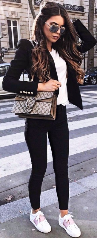 Comment porter un sac bandoulière en cuir imprimé marron: Harmonise un blazer noir avec un sac bandoulière en cuir imprimé marron pour une impression décontractée. Une paire de baskets basses en cuir blanches est une option avisé pour complèter cette tenue.