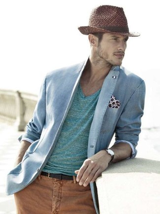Comment porter un blazer en coton bleu clair: Associe un blazer en coton bleu clair avec un pantalon chino tabac pour un look idéal au travail.