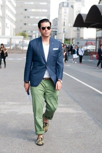 Un blazer à porter avec un pantalon chino vert pour un style chic decontractés à 30 ans: Quelque chose d'aussi simple que d'harmoniser un blazer avec un pantalon chino vert peut te démarquer de la foule. Transforme-toi en bête de mode et fais d'une paire de slippers en toile camouflage olive ton choix de souliers.