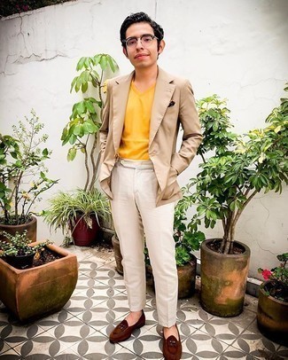 Comment porter un blazer beige avec un pantalon de costume beige à 30 ans: Harmonise un blazer beige avec un pantalon de costume beige pour un look pointu et élégant. Une paire de slippers en daim marron est une option avisé pour complèter cette tenue.