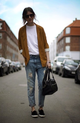 Comment porter un blazer marron: Choisis un blazer marron et un jean boyfriend déchiré bleu clair pour créer un look génial et idéal le week-end. Cette tenue se complète parfaitement avec une paire de baskets à enfiler en daim noires.