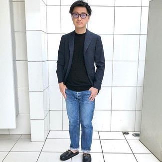 Comment porter un blazer: Porte un blazer et un jean bleu pour un look idéal au travail. Une paire de slippers en cuir noirs apportera une esthétique classique à l'ensemble.