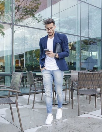 Un jean à porter avec un blazer bleu pour un style decontractés à 30 ans: Porte un blazer bleu et un jean pour un look idéal au travail. Décoince cette tenue avec une paire de baskets basses en cuir blanches.