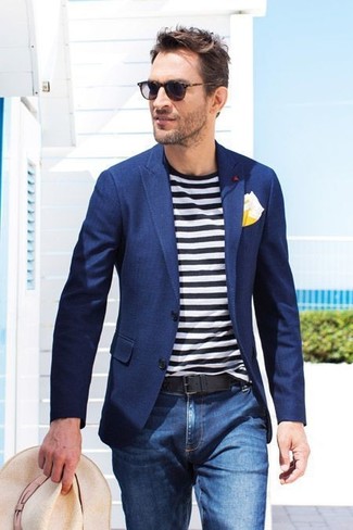 Comment porter une ceinture en cuir noire pour un style decontractés en été: Pense à marier un blazer bleu marine avec une ceinture en cuir noire pour une tenue idéale le week-end. Pour l'été ce look est juste superbe.