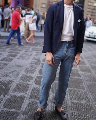 Un jean à porter avec des slippers noirs à 30 ans: Associer un blazer bleu marine avec un jean est une option parfait pour une journée au bureau. Assortis cette tenue avec une paire de slippers noirs pour afficher ton expertise vestimentaire.