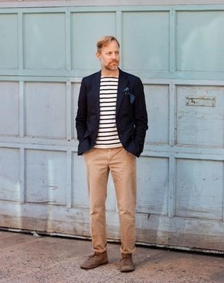 Comment porter un jean beige: Associe un blazer bleu marine avec un jean beige pour un look idéal au travail. Une paire de bottines chukka en daim marron est une option astucieux pour complèter cette tenue.