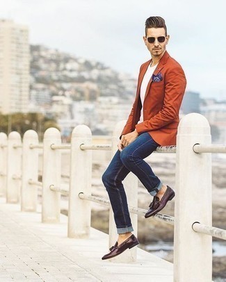 Comment porter des slippers en cuir pourpre foncé: Harmonise un blazer orange avec un jean bleu marine pour créer un look chic et décontracté. Habille ta tenue avec une paire de slippers en cuir pourpre foncé.
