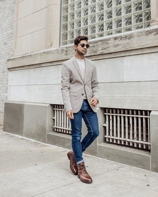 Comment porter un blazer gris foncé avec des bottes de loisirs marron: Opte pour un blazer gris foncé avec un jean bleu si tu recherches un look stylé et soigné. Une paire de bottes de loisirs marron est une option avisé pour complèter cette tenue.