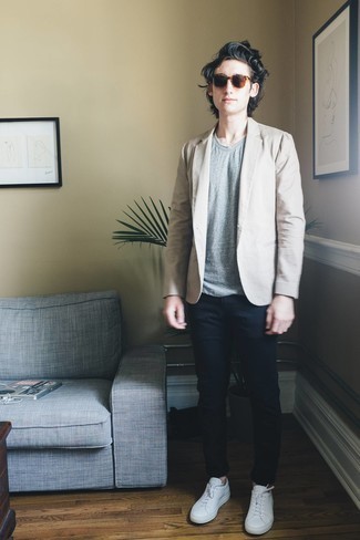 Un jean à porter avec un blazer beige pour un style decontractés à 20 ans: Marie un blazer beige avec un jean si tu recherches un look stylé et soigné. Décoince cette tenue avec une paire de baskets basses en cuir blanches.