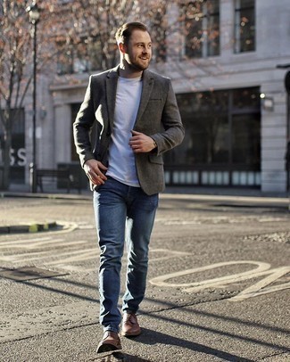 Comment porter un jean bleu marine avec un blazer gris: Porte un blazer gris et un jean bleu marine pour prendre un verre après le travail. Complète cet ensemble avec une paire de chaussures derby en cuir marron pour afficher ton expertise vestimentaire.
