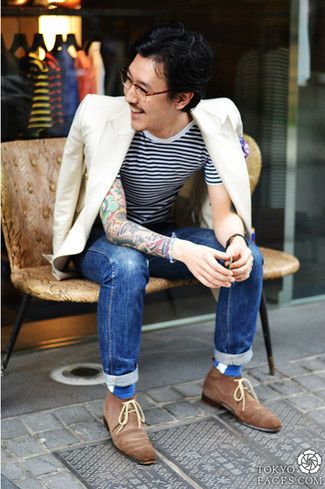 Comment porter des bottines chukka en daim marron: Porte un blazer blanc et un jean bleu pour créer un look chic et décontracté. Une paire de bottines chukka en daim marron est une option judicieux pour complèter cette tenue.