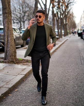 Comment porter un blazer olive: Choisis un blazer olive et un jean noir pour créer un look chic et décontracté. D'une humeur audacieuse? Complète ta tenue avec une paire de bottines chelsea en cuir noires.
