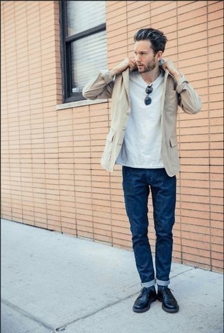 Comment porter un blazer beige: Associe un blazer beige avec un jean bleu marine pour aller au bureau. Termine ce look avec une paire de chaussures derby en cuir bleu marine pour afficher ton expertise vestimentaire.