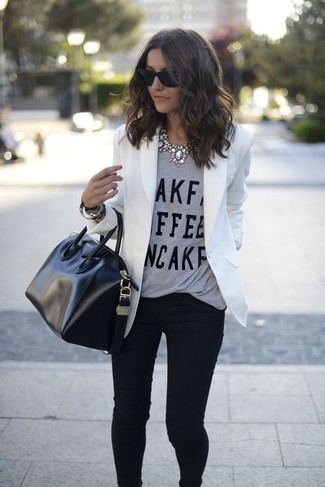 Tenue: Blazer blanc, T-shirt à col rond imprimé gris, Jean skinny noir, Cartable en cuir noir