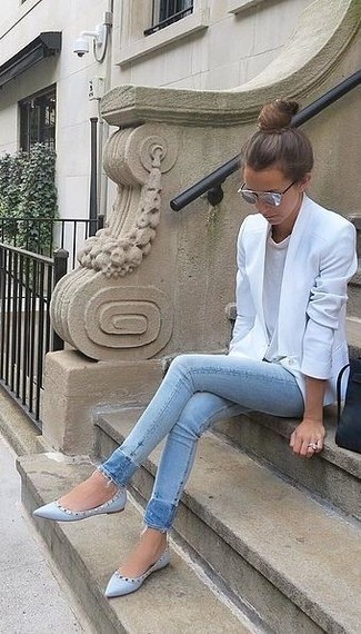 Comment porter un jean skinny bleu clair: Pense à opter pour un blazer blanc et un jean skinny bleu clair pour affronter sans effort les défis que la journée te réserve. Jouez la carte décontractée pour les chaussures et termine ce look avec une paire de ballerines en cuir bleu clair.