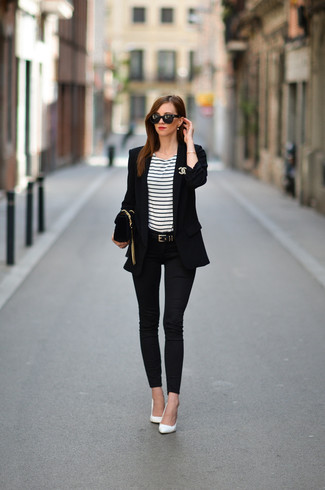 Tenue: Blazer noir, T-shirt à col rond à rayures horizontales blanc et noir, Jean skinny noir, Escarpins en cuir blancs