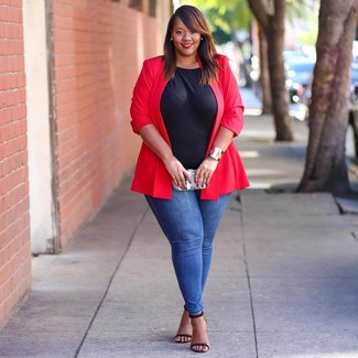 Comment porter un blazer rouge: Marie un blazer rouge avec un jean skinny bleu pour une tenue confortable aussi composée avec goût. Complète ce look avec une paire de sandales à talons en cuir noires.