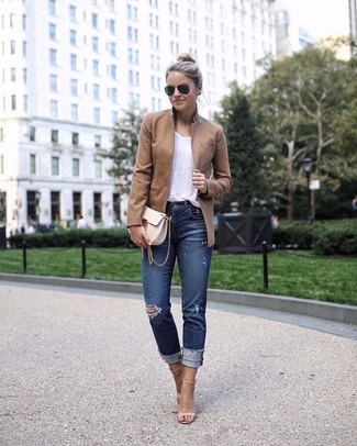 Un jean skinny à porter avec un blazer marron en été à 30 ans: Marie un blazer marron avec un jean skinny pour un déjeuner le dimanche entre amies. Assortis ce look avec une paire de sandales à talons en cuir beiges. Le look est totalement estival.