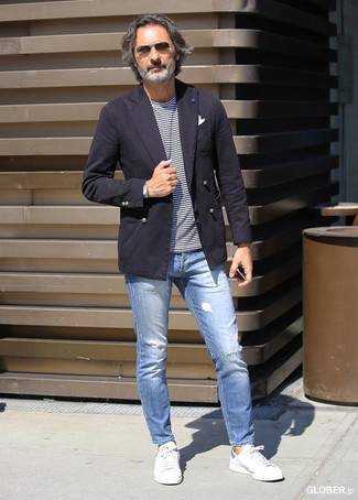 Comment porter un jean skinny bleu clair après 50 ans: Pense à associer un blazer en coton marron foncé avec un jean skinny bleu clair pour un look idéal le week-end. Cette tenue se complète parfaitement avec une paire de baskets basses en cuir blanches.