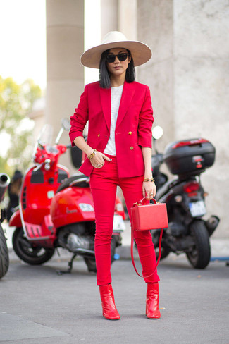 Tenue: Blazer rouge, T-shirt à col rond blanc, Jean skinny rouge, Bottines en cuir rouges