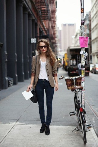 Comment porter un blazer marron: Pense à opter pour un blazer marron et un jean skinny bleu marine pour une tenue confortable aussi composée avec goût. Assortis ce look avec une paire de bottines à lacets en cuir noires.