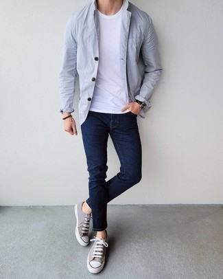Comment porter un blazer en coton gris: Harmonise un blazer en coton gris avec un jean skinny bleu marine pour obtenir un look relax mais stylé. Cette tenue est parfait avec une paire de baskets basses en toile grises.