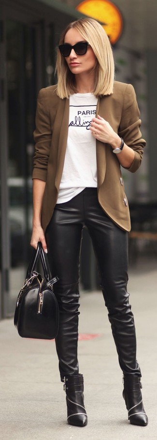 Comment porter des leggings: Marie un blazer marron avec des leggings pour un look de tous les jours facile à porter. Cet ensemble est parfait avec une paire de bottines en cuir noires.