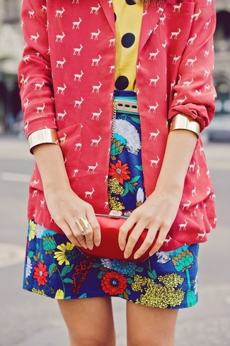Comment porter un blazer imprimé rouge: Pense à marier un blazer imprimé rouge avec une minijupe à fleurs bleue pour un look de tous les jours facile à porter.