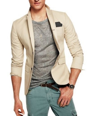 Comment porter un pantalon cargo vert: Harmonise un blazer beige avec un pantalon cargo vert pour une tenue idéale le week-end.