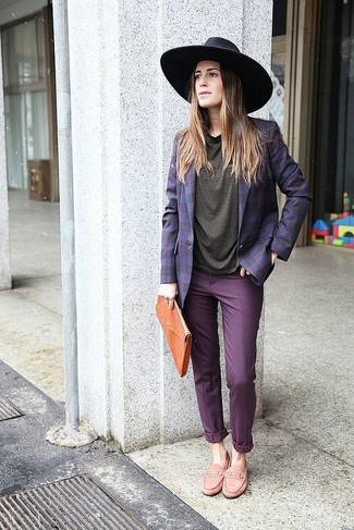 Comment porter une pochette en cuir marron: Marie un blazer écossais violet avec une pochette en cuir marron pour un look idéal le week-end. Une paire de slippers roses est une façon simple d'améliorer ton look.