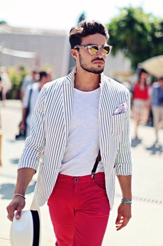 Comment porter un blazer à rayures verticales blanc et noir: Pense à marier un blazer à rayures verticales blanc et noir avec un pantalon chino rouge pour aller au bureau.