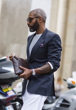 Comment porter une pochette de costume imprimée violette: Pense à associer un blazer à rayures verticales noir avec une pochette de costume imprimée violette pour une tenue idéale le week-end.