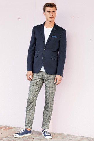 Comment porter un pantalon chino imprimé gris: Harmonise un blazer bleu marine avec un pantalon chino imprimé gris pour un look idéal au travail. Jouez la carte décontractée pour les chaussures et termine ce look avec une paire de baskets basses en toile bleu marine.