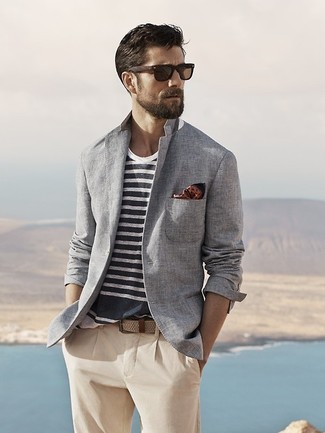 Comment porter un blazer en coton gris foncé: Pense à marier un blazer en coton gris foncé avec un pantalon chino beige pour un look idéal au travail.