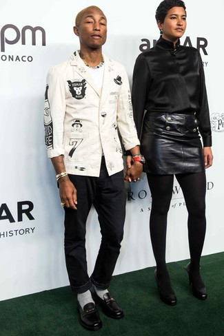 Tenue de Pharrell Williams: Blazer imprimé blanc et noir, T-shirt à col rond blanc, Pantalon chino noir, Slippers en cuir noirs