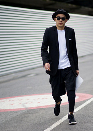 Tenue: Blazer noir, T-shirt à col rond blanc, Pantalon chino noir, Chaussures de sport noires