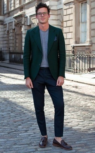Comment porter un blazer vert foncé: Associe un blazer vert foncé avec un pantalon chino bleu marine pour créer un look chic et décontracté. Une paire de mocassins à pampilles en cuir marron foncé apportera une esthétique classique à l'ensemble.