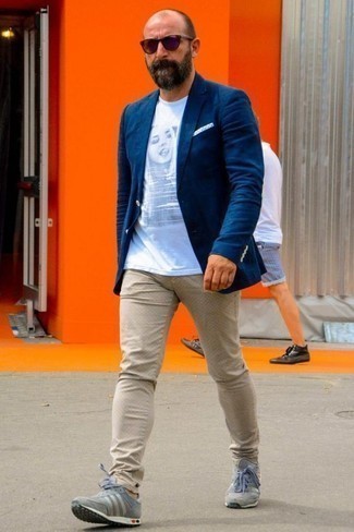 Tenue: Blazer bleu marine, T-shirt à col rond imprimé blanc et bleu, Pantalon chino marron clair, Chaussures de sport grises
