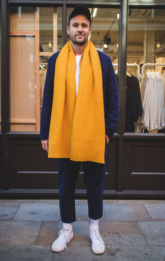 Comment porter une écharpe dorée: Pense à opter pour un blazer en laine bleu marine et une écharpe dorée pour une tenue idéale le week-end. Cet ensemble est parfait avec une paire de baskets montantes en toile blanches.