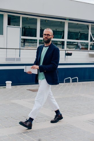 Comment porter un t-shirt à col rond vert: Essaie de marier un t-shirt à col rond vert avec un pantalon chino blanc pour une tenue idéale le week-end. Ajoute une paire de chaussures derby en cuir pourpre foncé à ton look pour une amélioration instantanée de ton style.