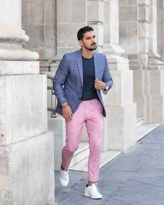 Comment porter un pantalon chino rose: Opte pour un blazer bleu avec un pantalon chino rose pour créer un look chic et décontracté. Tu veux y aller doucement avec les chaussures? Opte pour une paire de baskets basses en cuir blanches pour la journée.