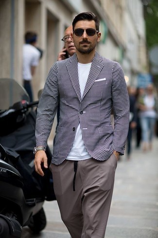 Comment porter un blazer à carreaux pourpre: Porte un blazer à carreaux pourpre et un pantalon chino gris pour créer un look chic et décontracté.